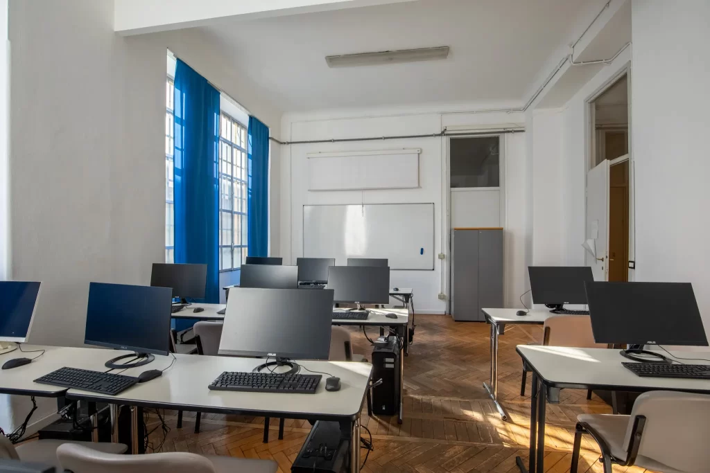 spazio macchi aula per corsi numero 5