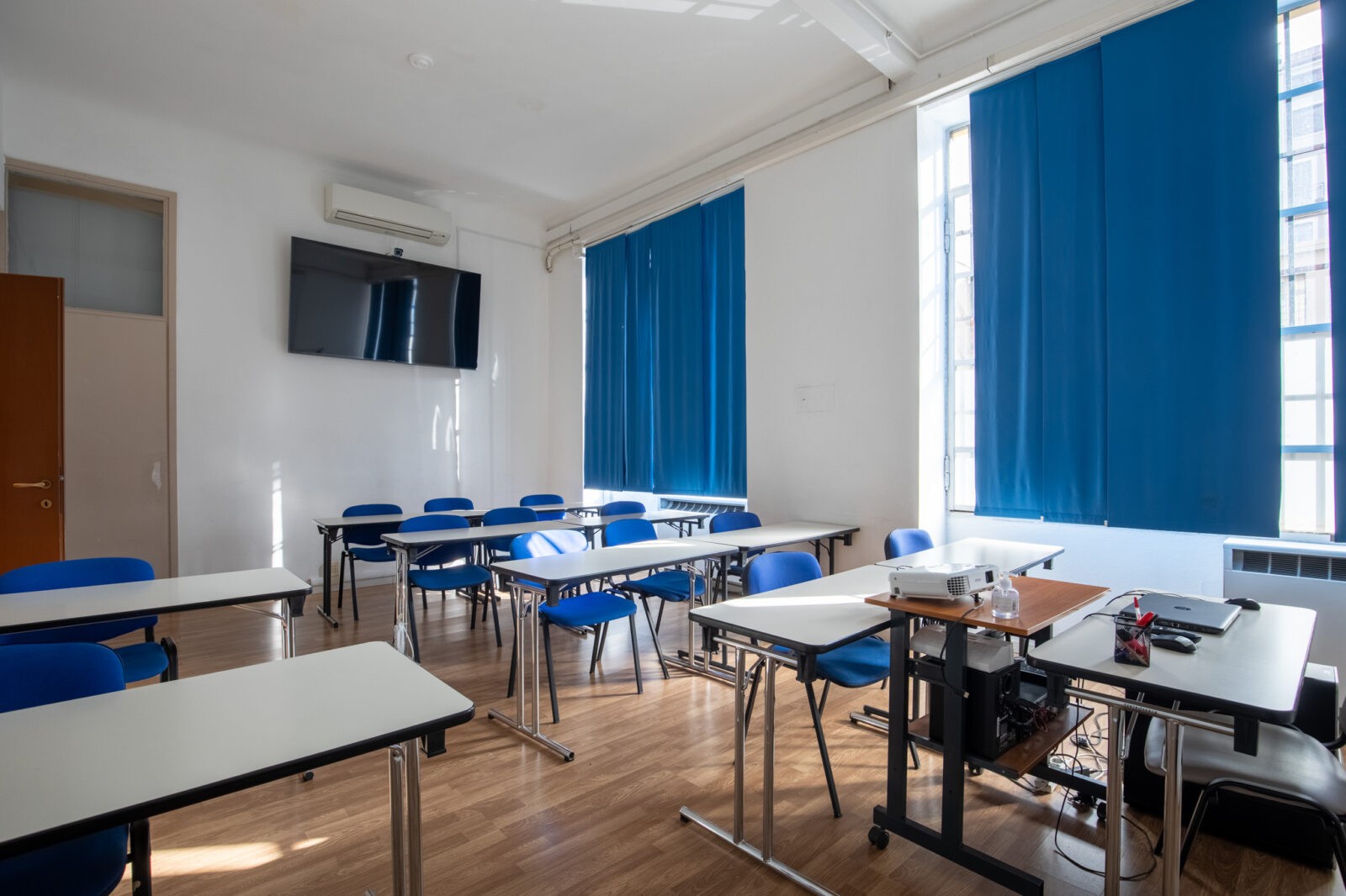 spazio macchi aula per corsi numero 12