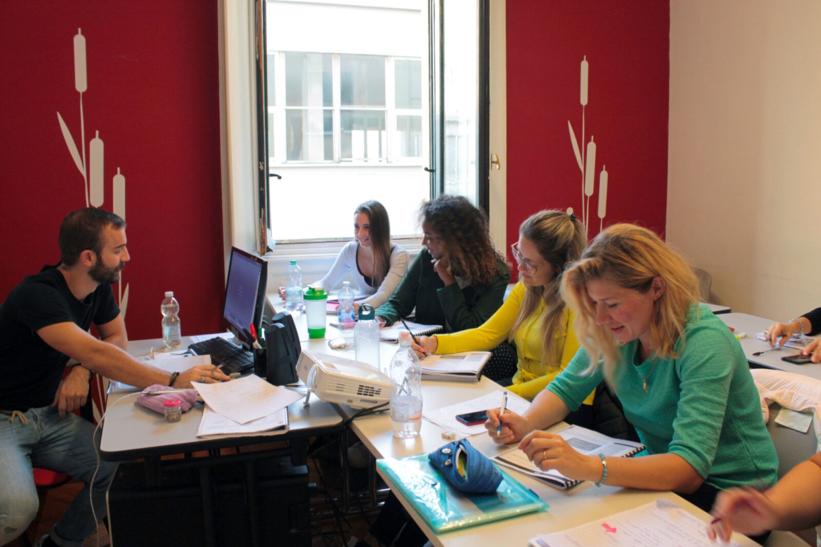 Scopri se scegliere un aula oppure uno spazio di coworking per i tuoi corsi di formazione.