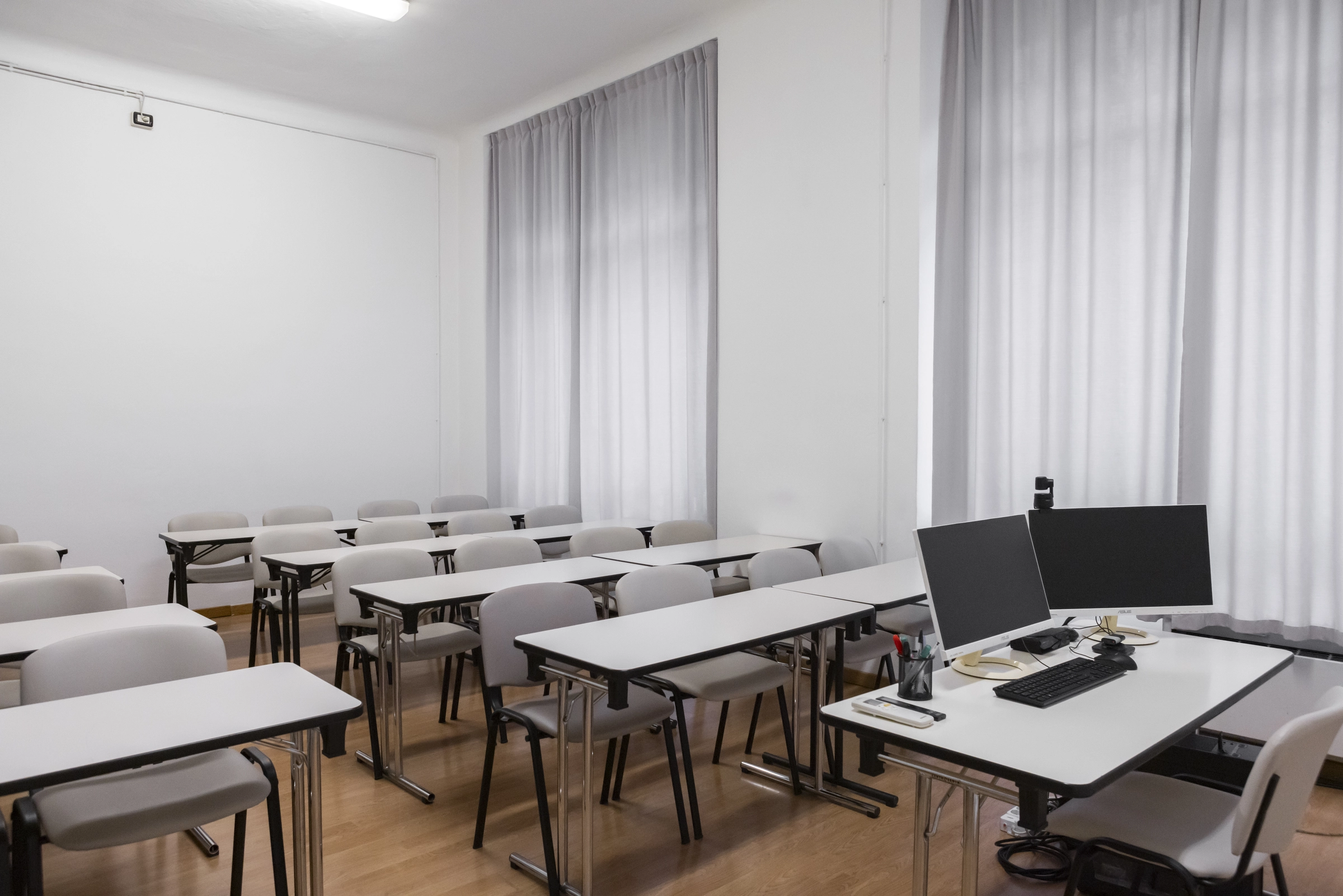 Aule sale in affitto Milano aula numero 4 Spazio Macchi con banchi e cumputer