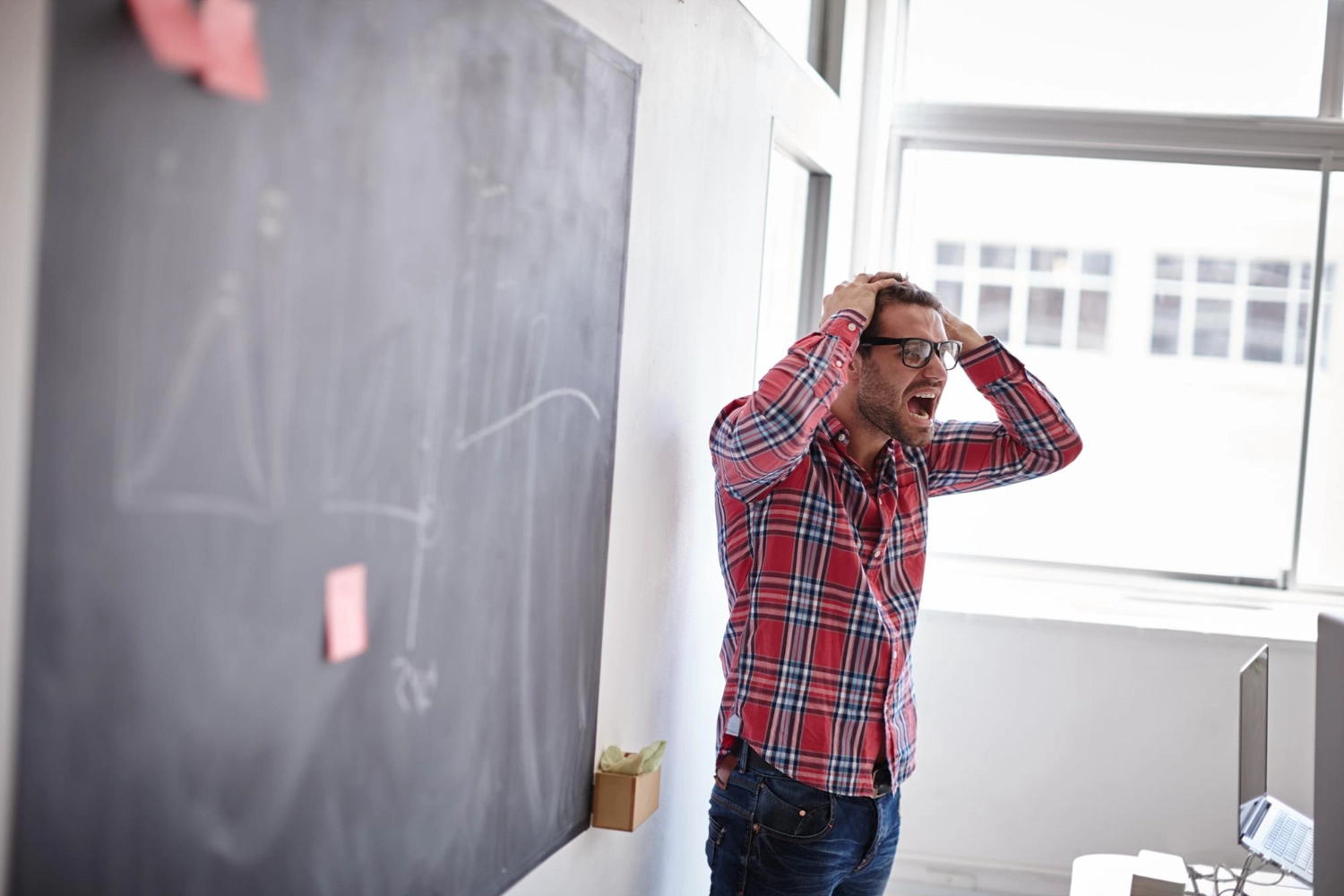 Formatore in difficolt&agrave; che gestisce un partecipante problematico durante una sessione di formazione